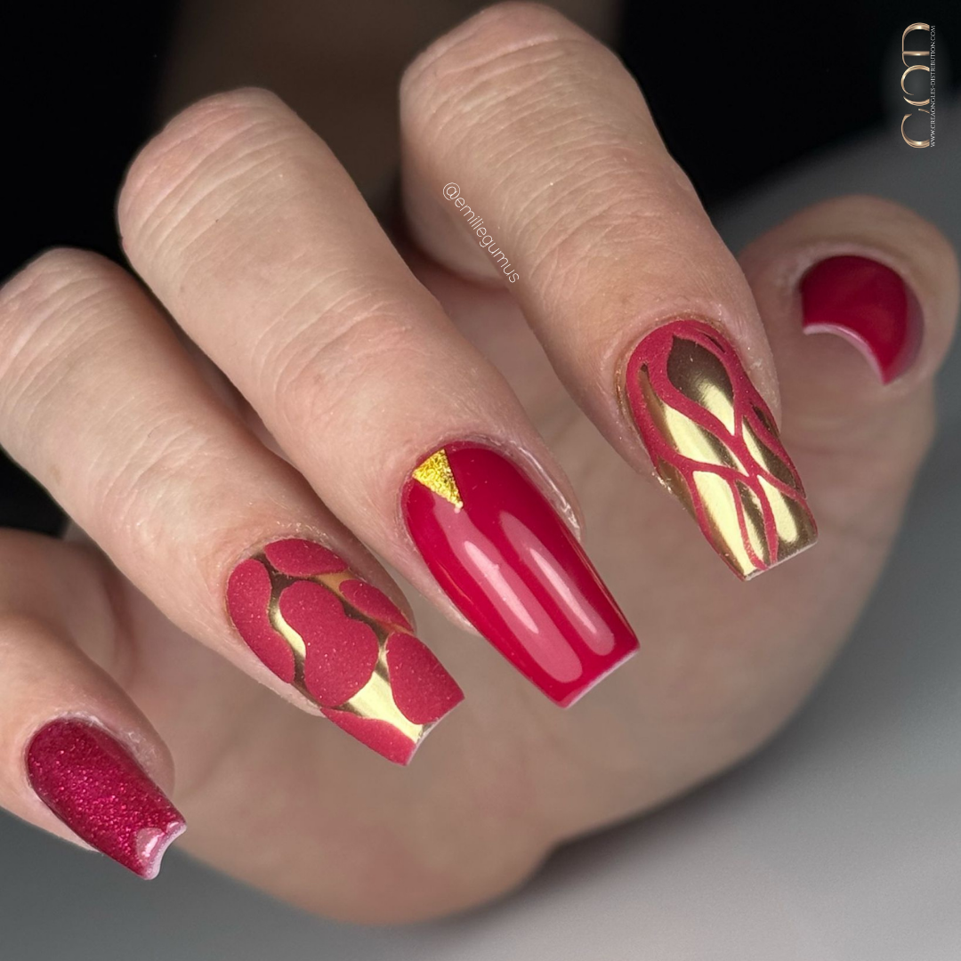 Pose d'ongles coffin rouge avec nail art effet velours et chrome doré