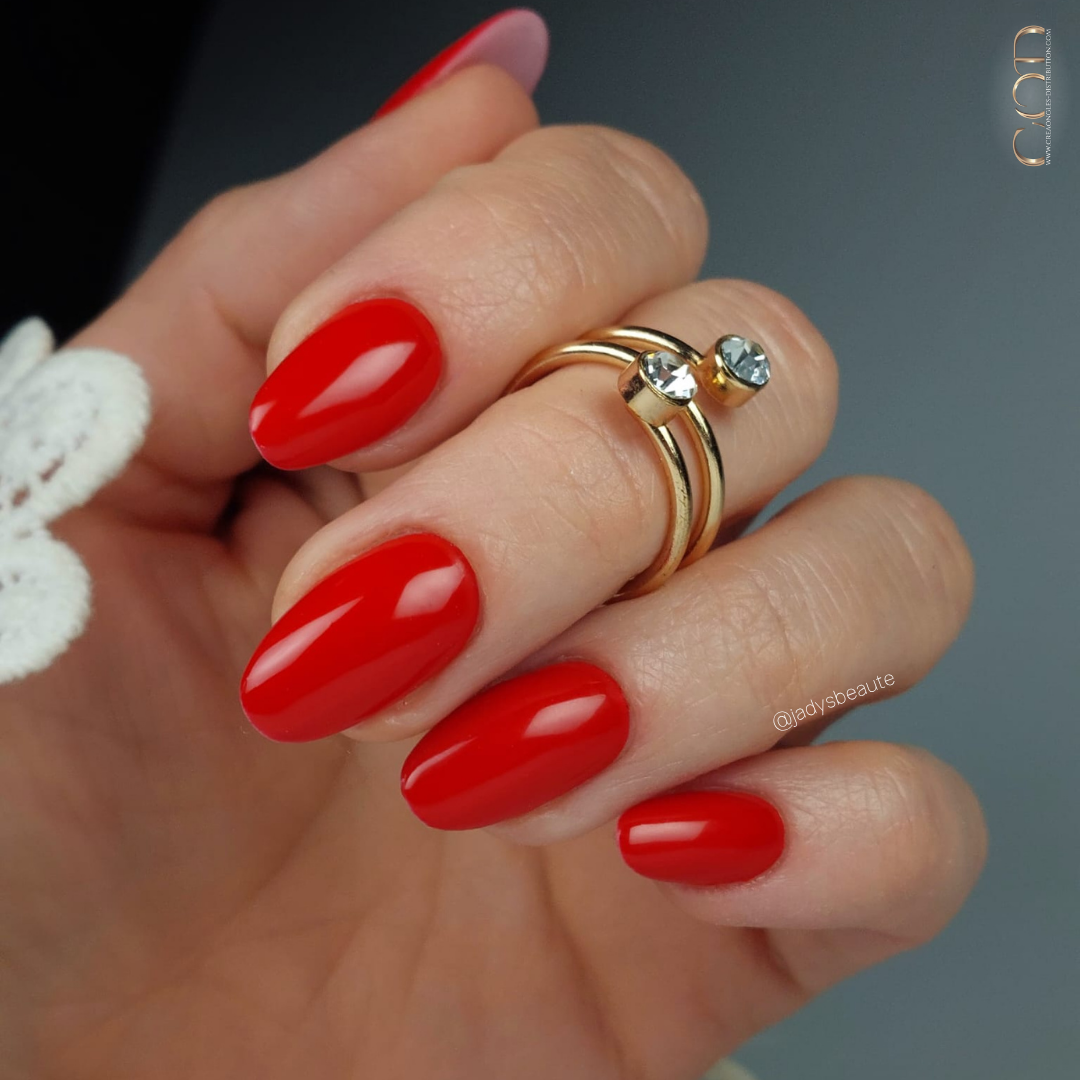 Pose d'ongles ovales rouge