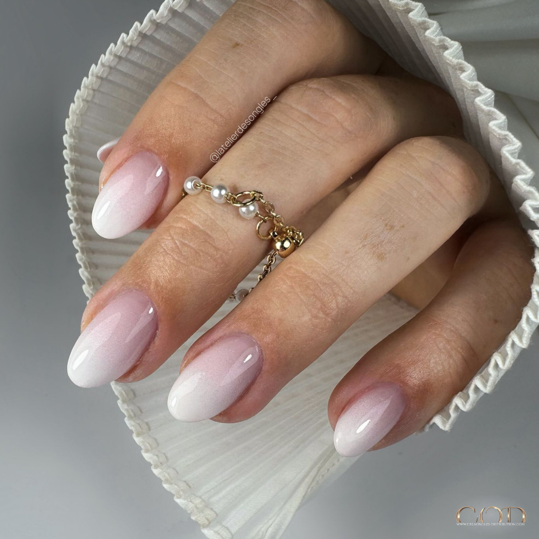 Pose d'ongles en amande avec babyboomer à l'éponge
