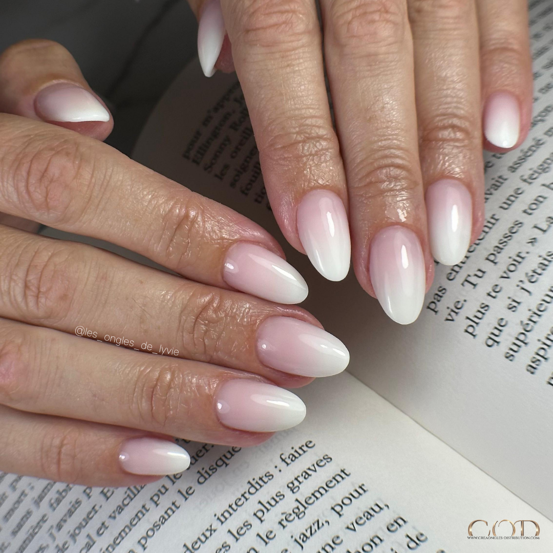Pose d'ongles en amandes avec babyboomer en construction acrygel