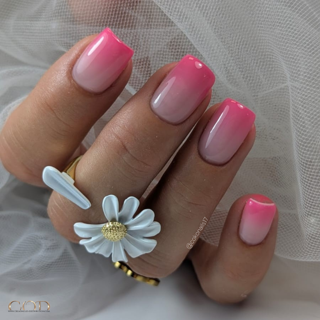 Pose d'ongle carrée avec babycolor rose fuchsia à l'éponge