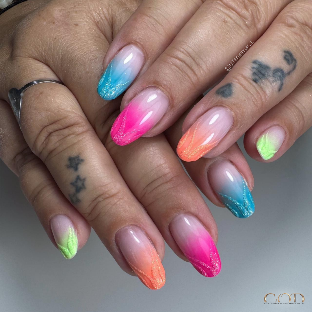 Pose d'ongles ovale multicolore avec babycolor et effet sucre
