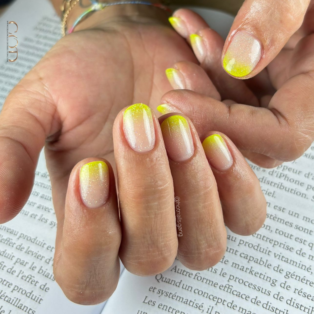 Pose d'ongles ovale nude beige et babycolor neon jaune