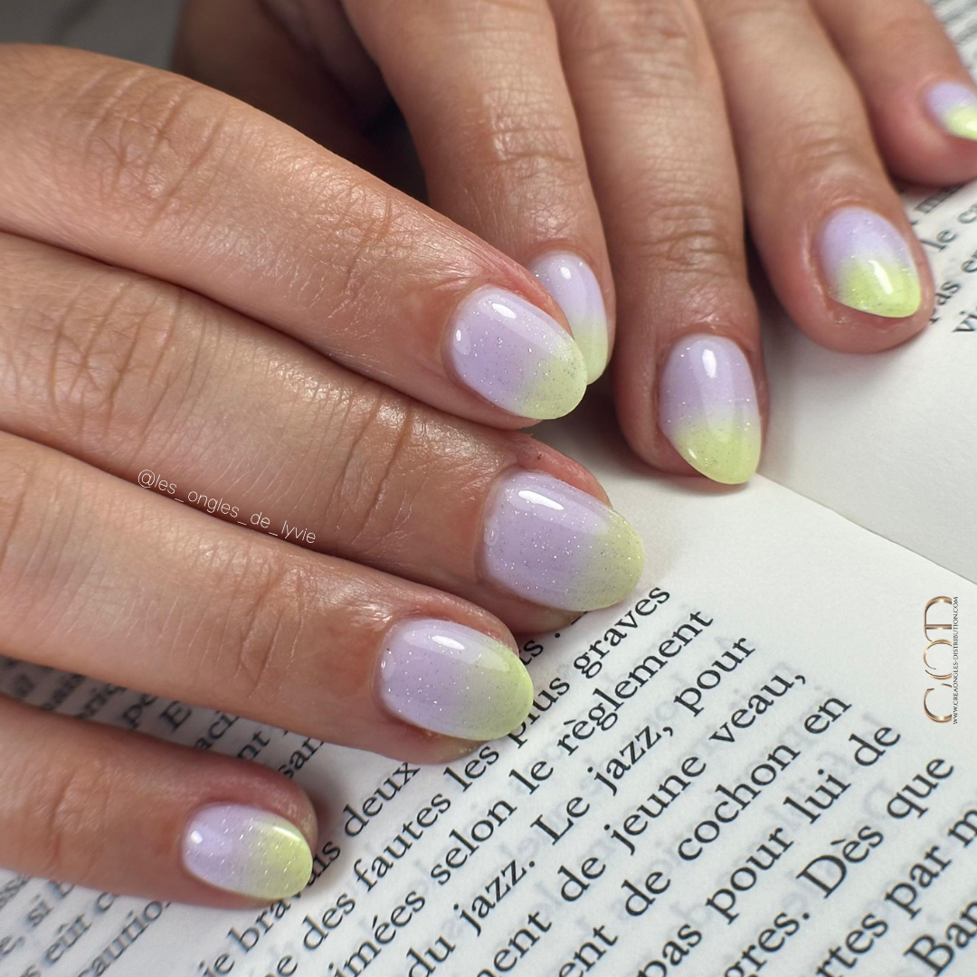 Pose d'ongles ovale violet pastel et dégradé jaune pastel