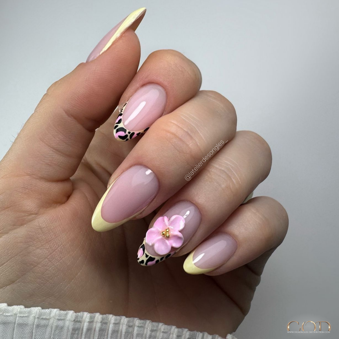 Pose d'ongles en amandes avec french manucure jaune pastel et léopard et fleurs 3D rose