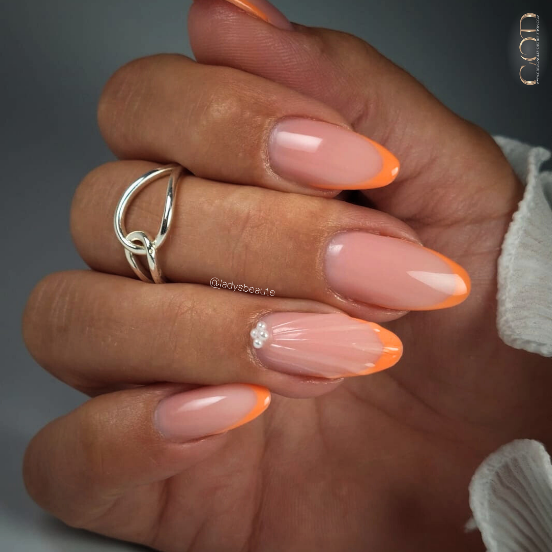 Pose d'ongles nude beige en amandes avec french manucure orange et nail art 3d