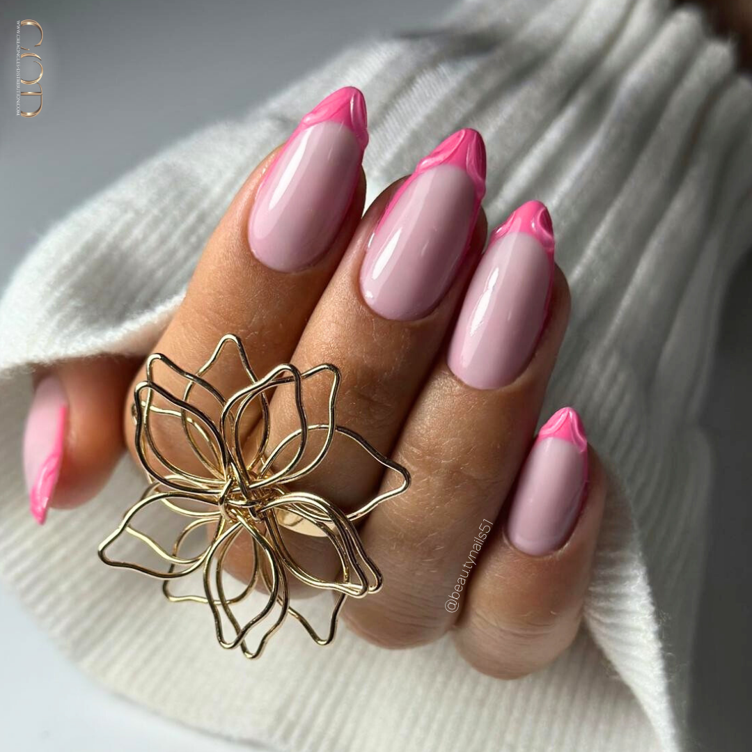Pose d'ongles en amandes avec gel de construction rose et french manucure rose et 3D