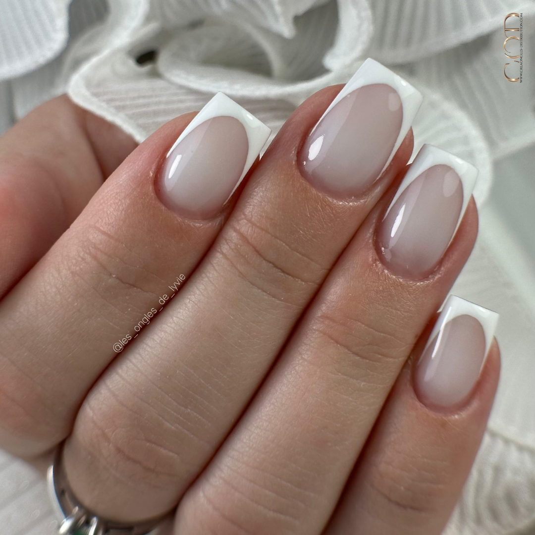 Pose d'ongles pinky white avec french manucure blanche
