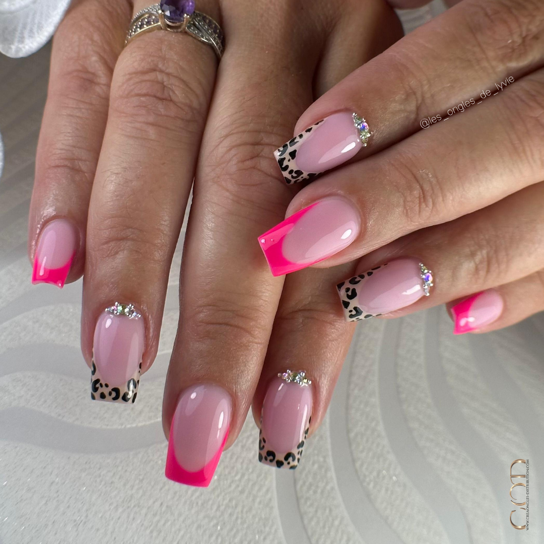 Pose d'ongles carrés rose avec french manucre rose néon et léopard et bijoux strass