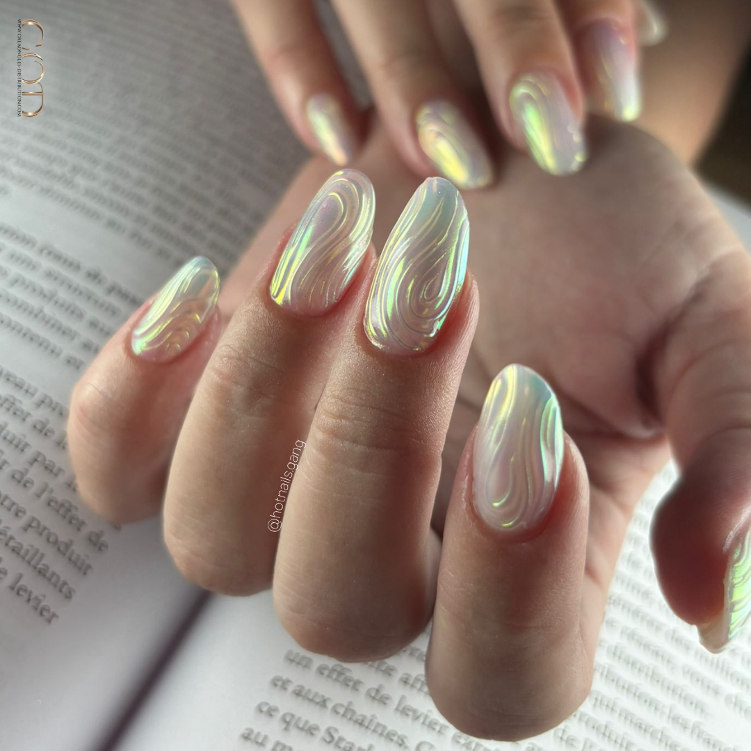 Pose d'ongles en amandes blanc aurora et nail art 3D