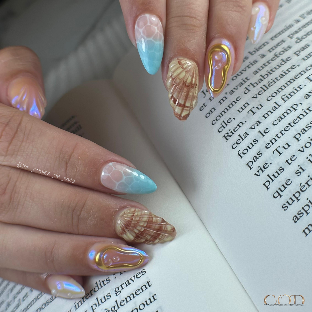 Pose d'ongles en amande avec nail art coquillage et 3D