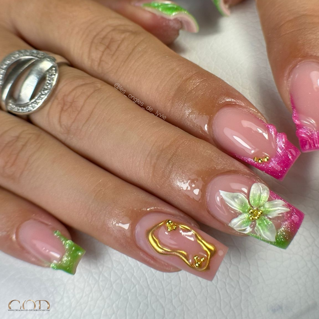 Pose d'ongles coffin avec french colorée cat eye et nail art 3D
