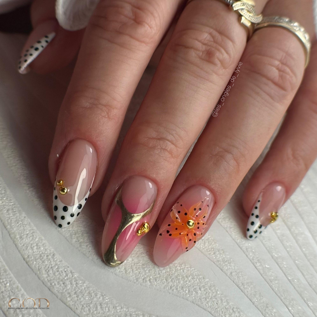 Pose en amandes avec nail art à pois et fleurs 3D