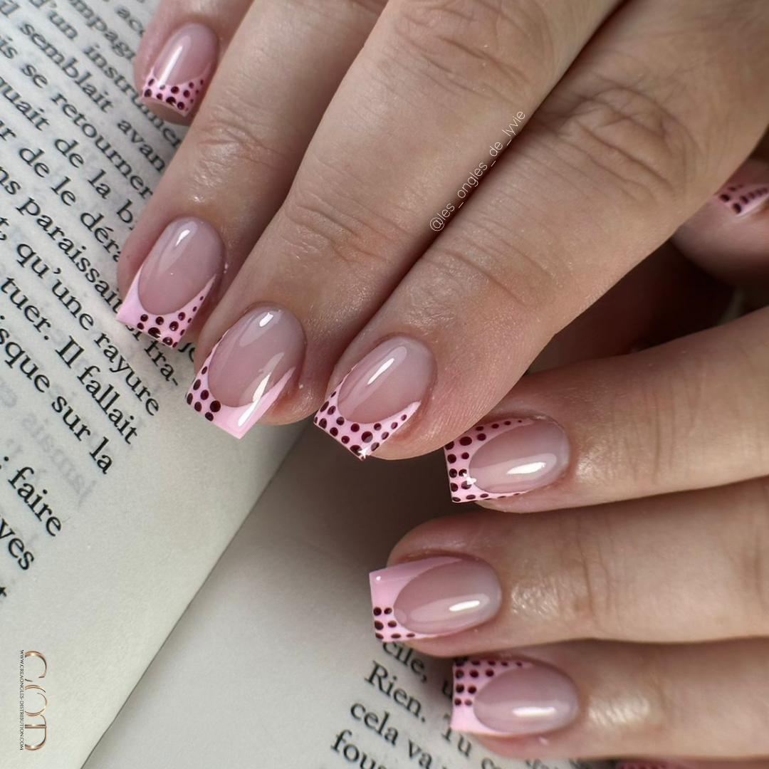 Pose d'ongles carrés courts avec french rose et nail art pois
