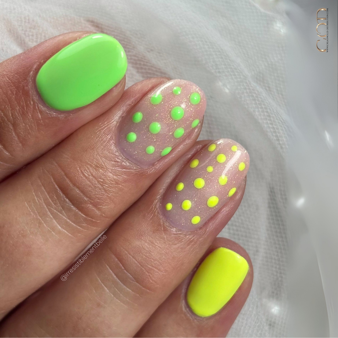 Pose ovale en renfort jaune et vert néon avec nail art à pois