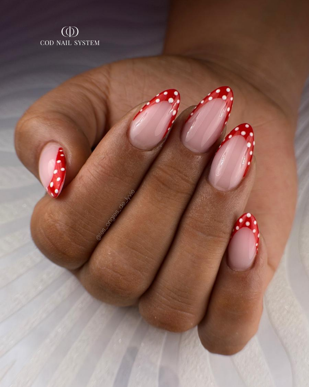 Pose d'ongles amandes french rouge polka dots Pose d'ongles amandes avec french rouge à pois blancs