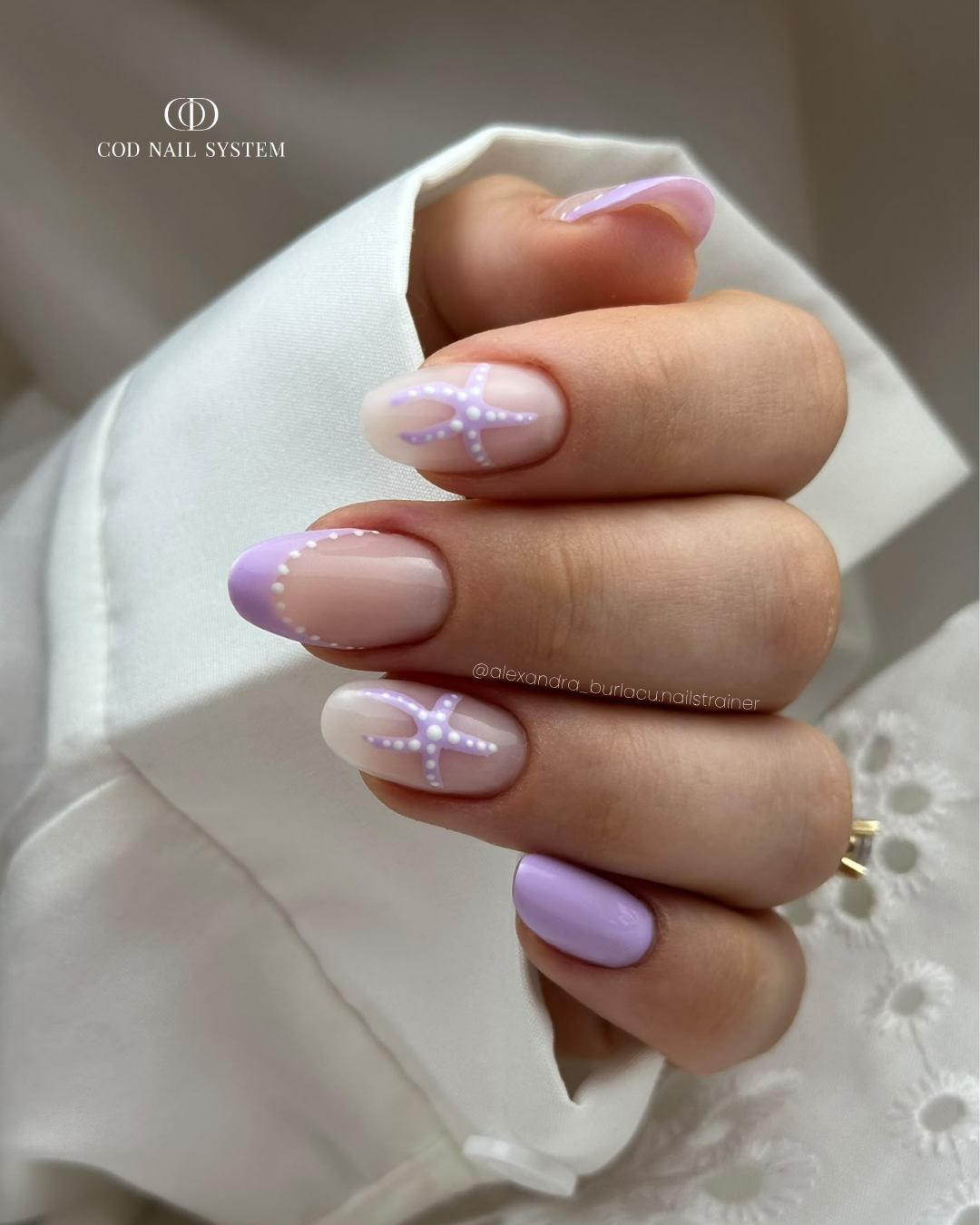 Pose d'ongles amandes lilas et étoile de mer Pose d'ongles en amandes pastel lilas avec nail art étoile de mer et french à pois