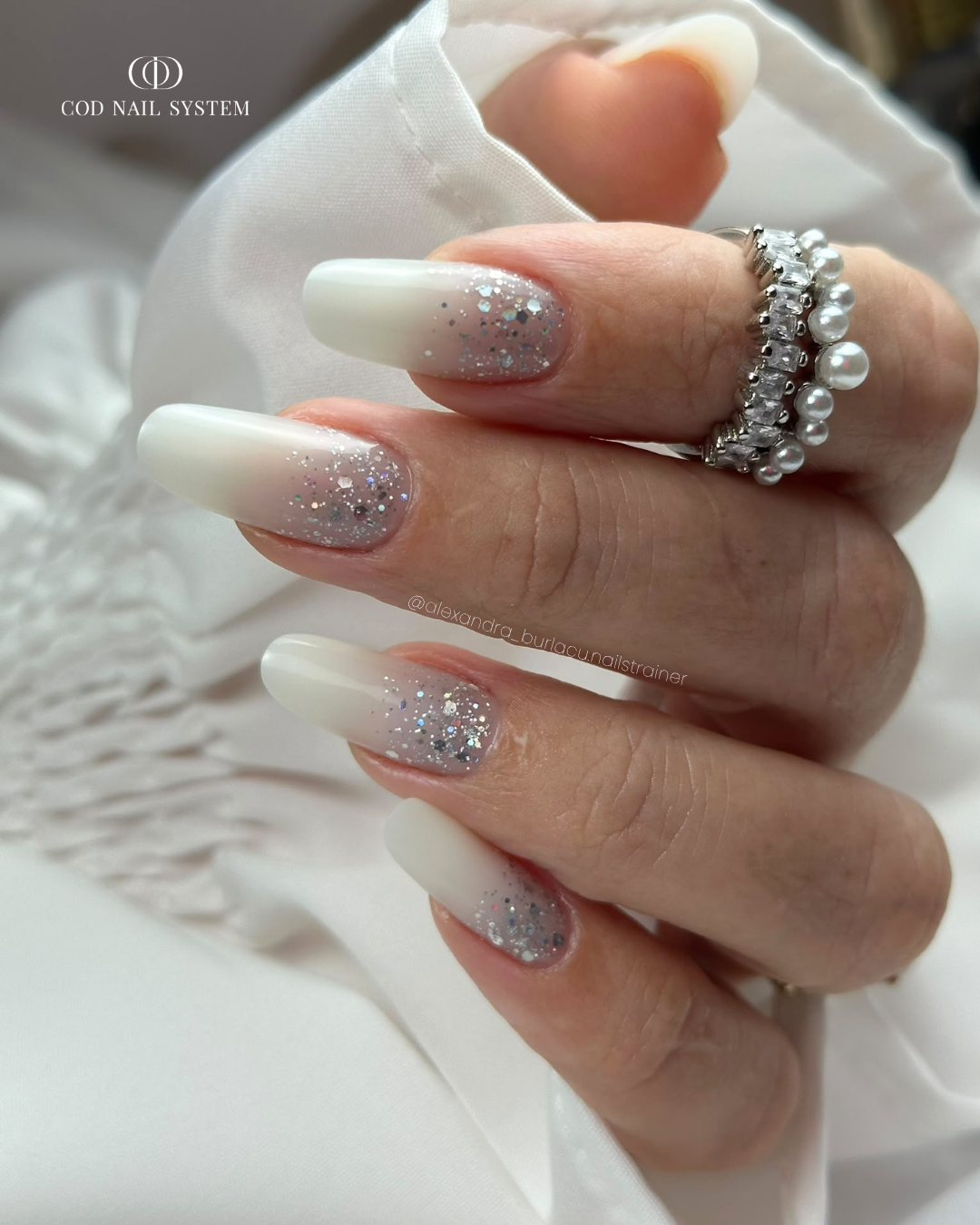 Pose d'ongles amandes milky white avec cutiglitter Pose d'ongles amandes milky white avec cutiglitter argenté