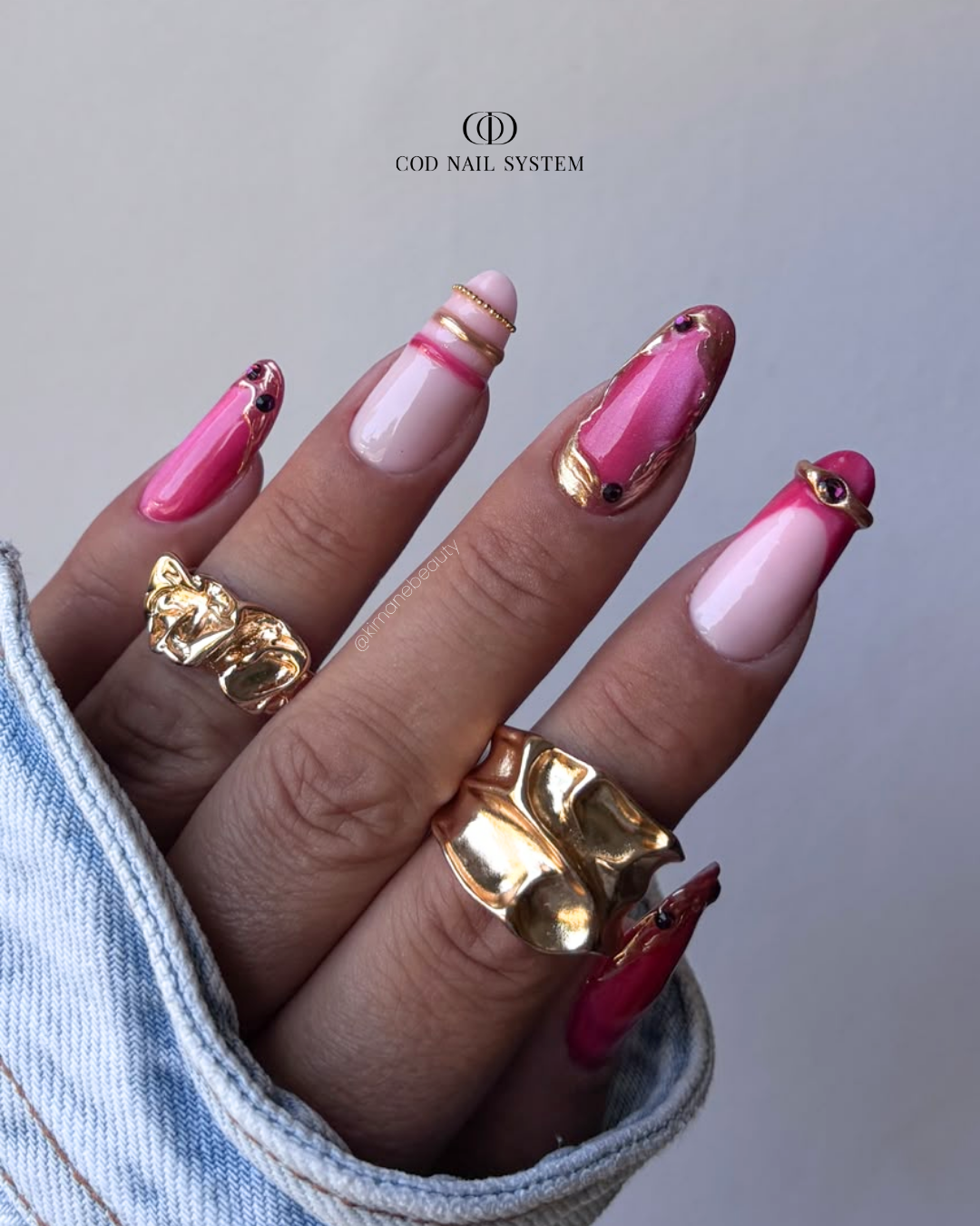 Pose d'ongles amandes rouge cat eye et 3D chrome Pose d'ongles en amandes rouges cat eye avec Nail Art 3D chrome doré et bagues d'ongles