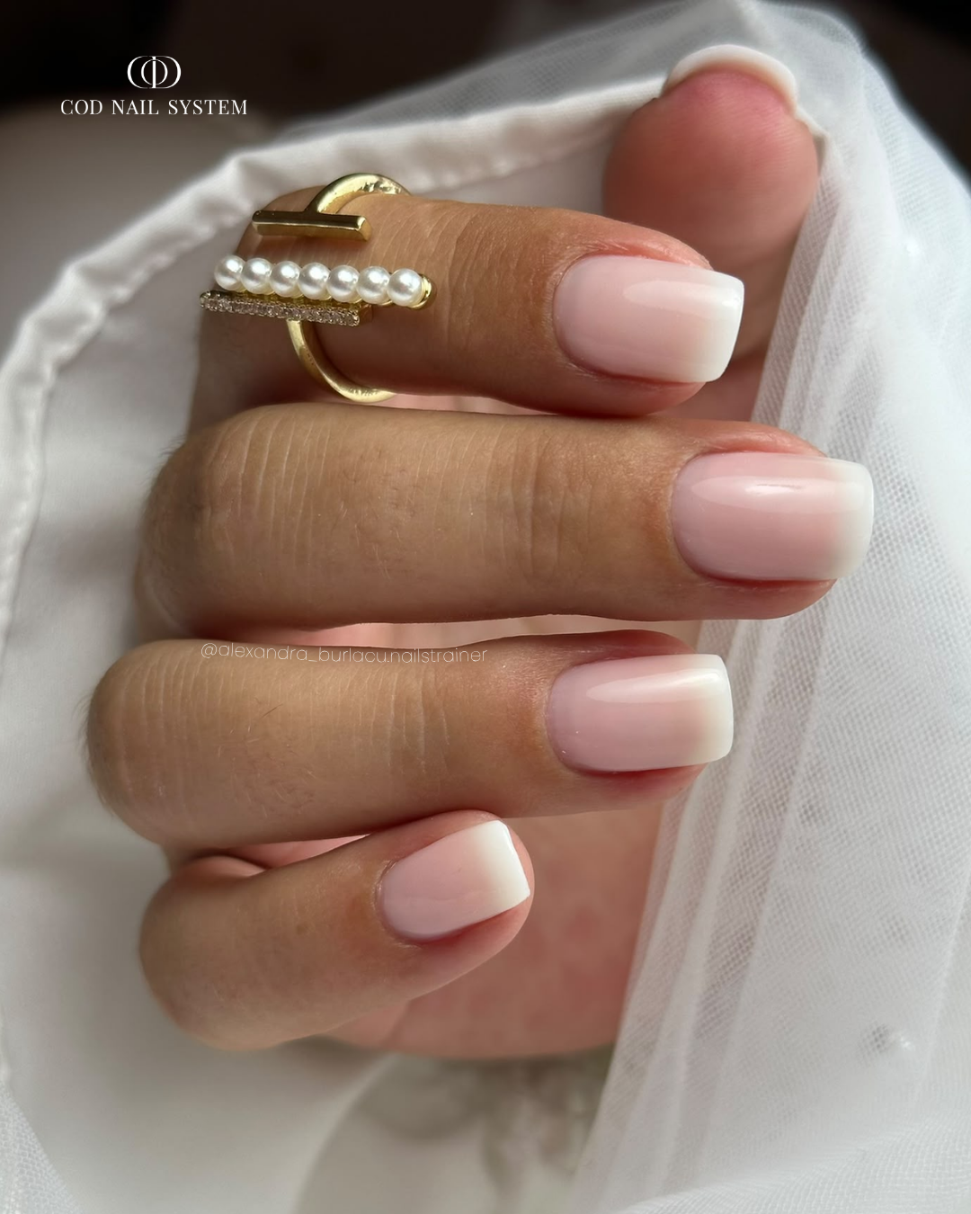 Pose d'ongles carrés nu à la russe Pose d'ongles carrés naturels nu à la russe