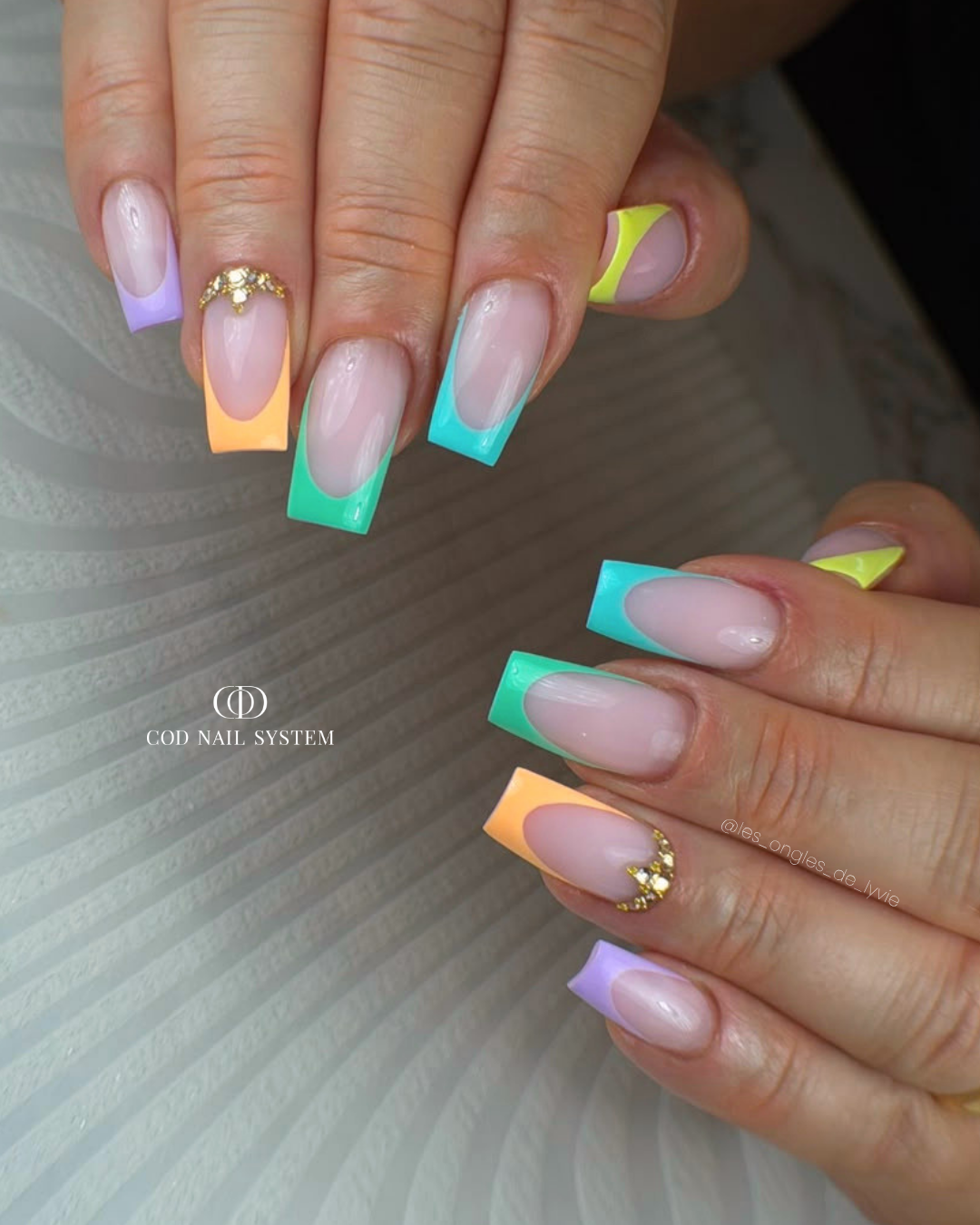 Pose d'ongles carrés avec french colorées et strass Pose d'ongles carrés avec french colorées pastels néon et bijoux en strass