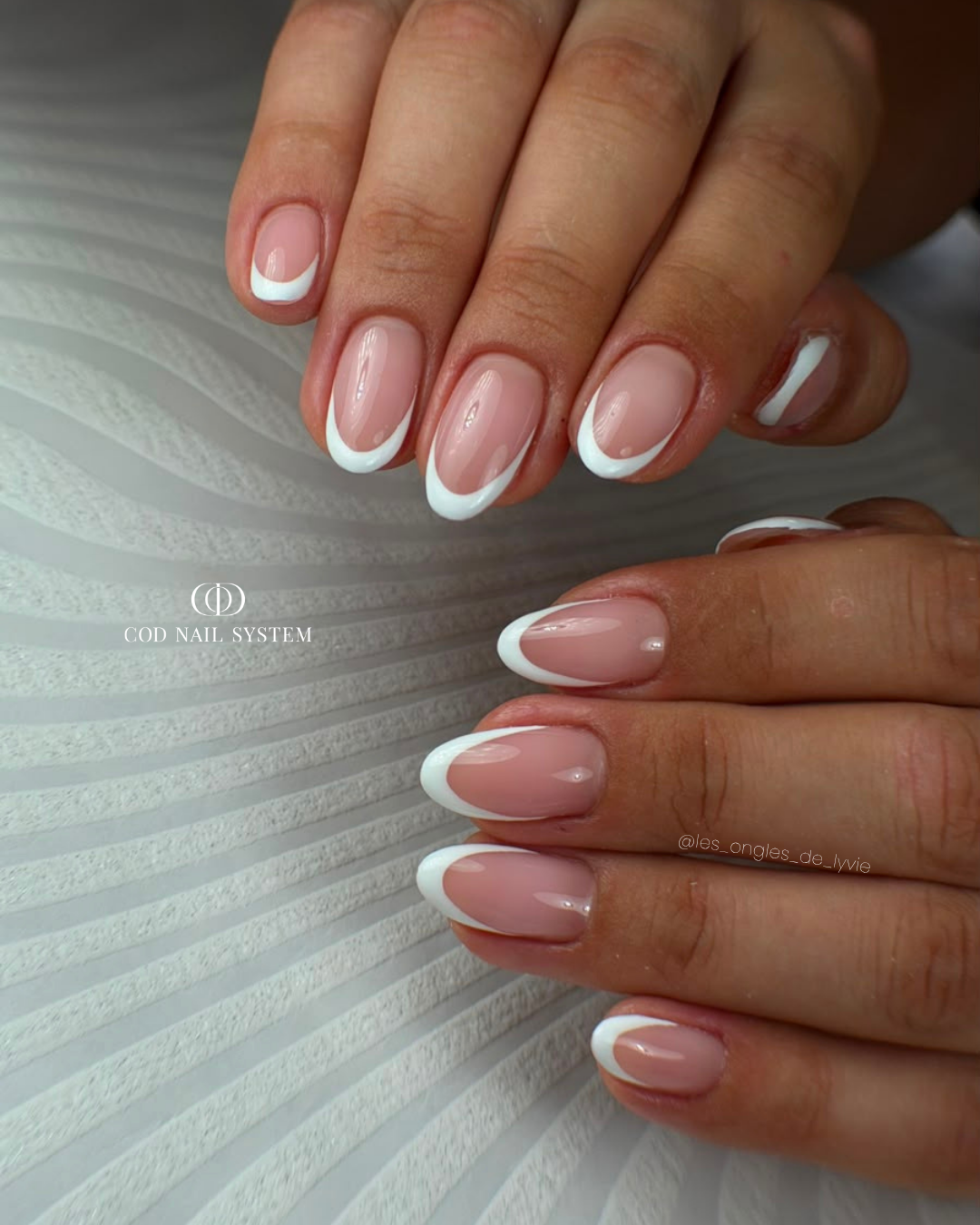 Pose d'ongles ovales nude avec french blanche Pose d'ongles ovales nude rosés avec french blanche