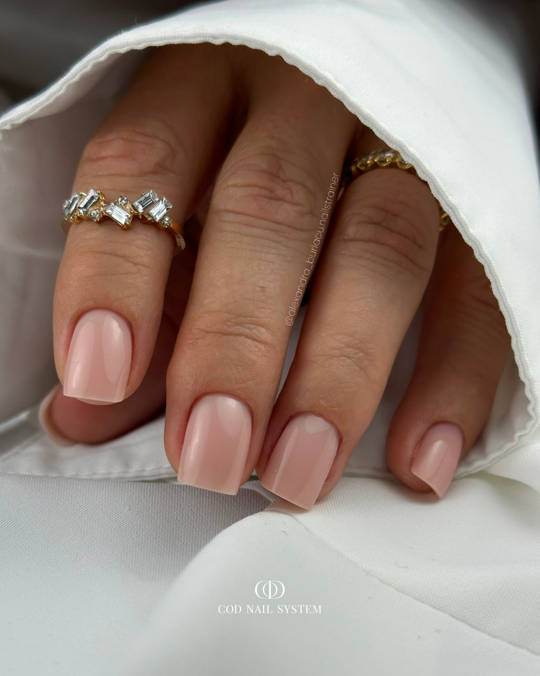 Pose d'ongles carrés renfort nude beige Pose d'ongles carrés courts avec renfort nude beige