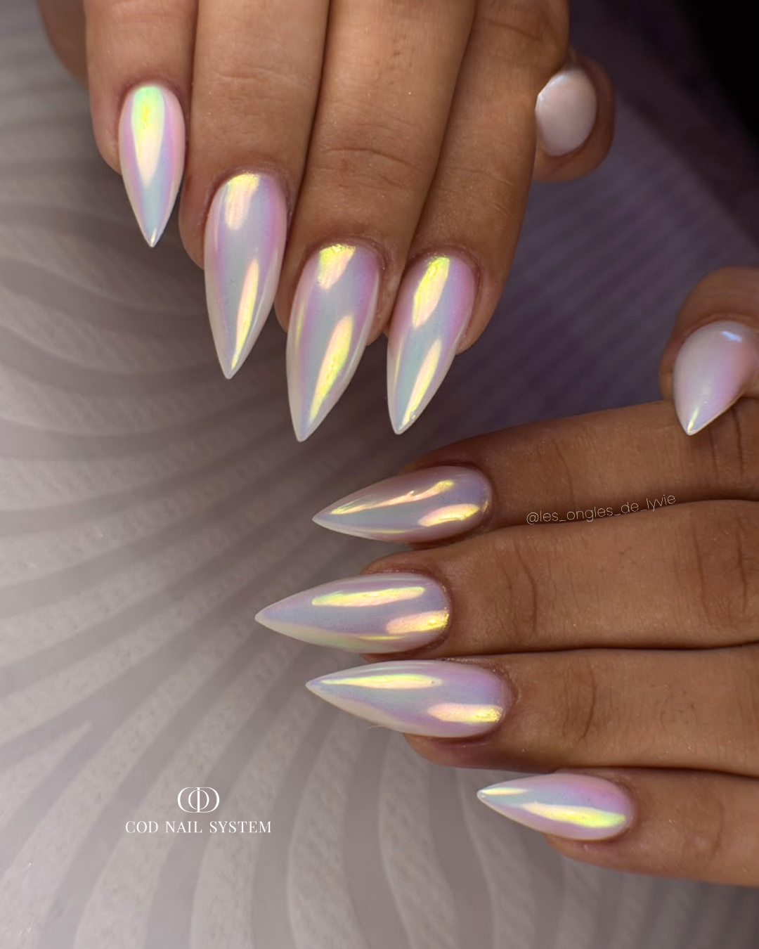 Pose d'ongles stilettos aurora Pose d'ongles stilettos avec pigment aurora
