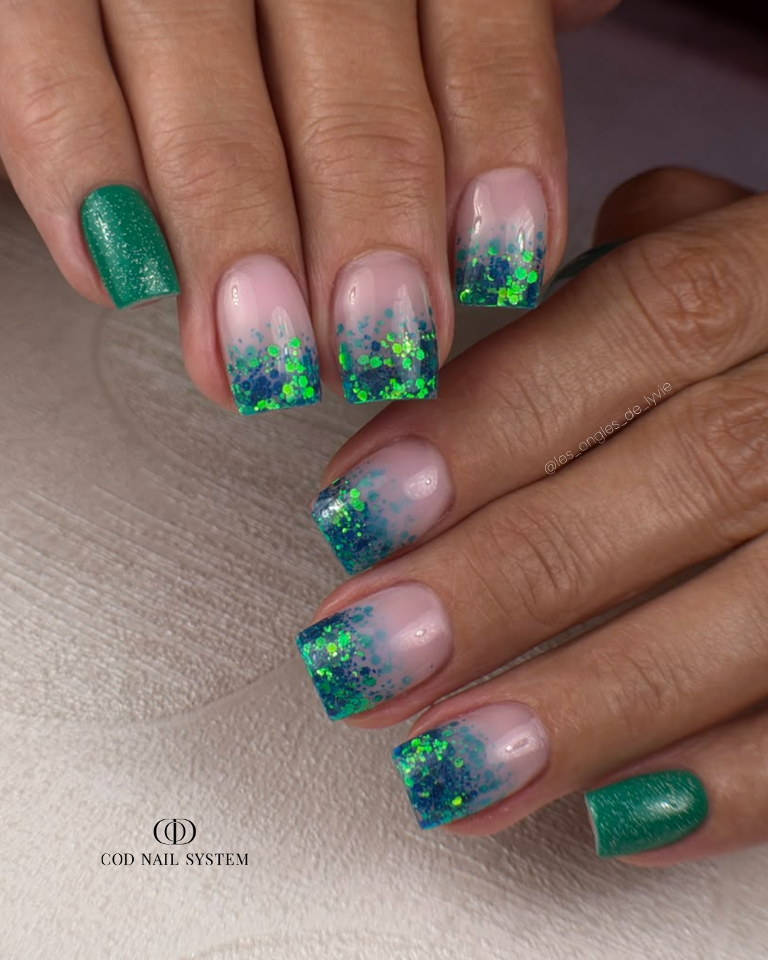 Pose d'ongles carrés vert pailletés Pose d'ongles carrés vert avec babyglitter et finition galaxy