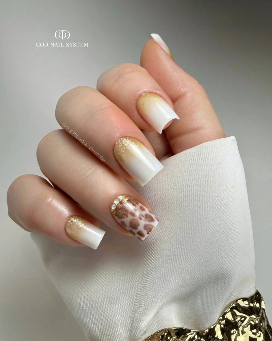 Pose d'ongles carrés milky white, dorés et léopard Pose d'ongles carrés milky white avec cutiglitter doré et nail art léopard