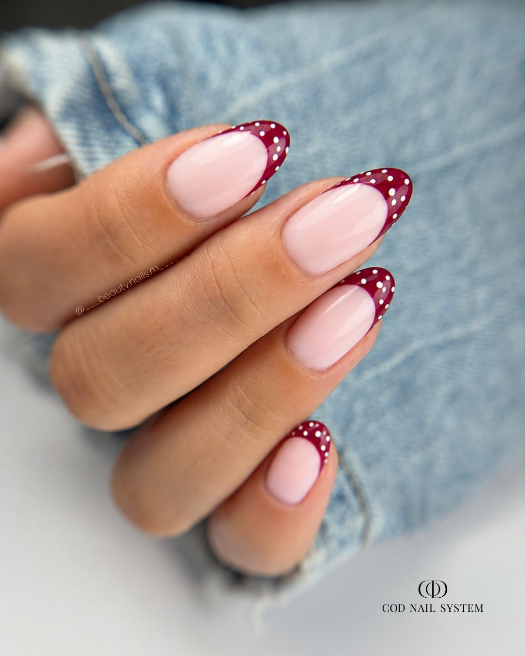 Pose d'ongles amandes french bordeaux polka dots Pose d'ongles amandes avec french rouge bordeaux polka dots blancs