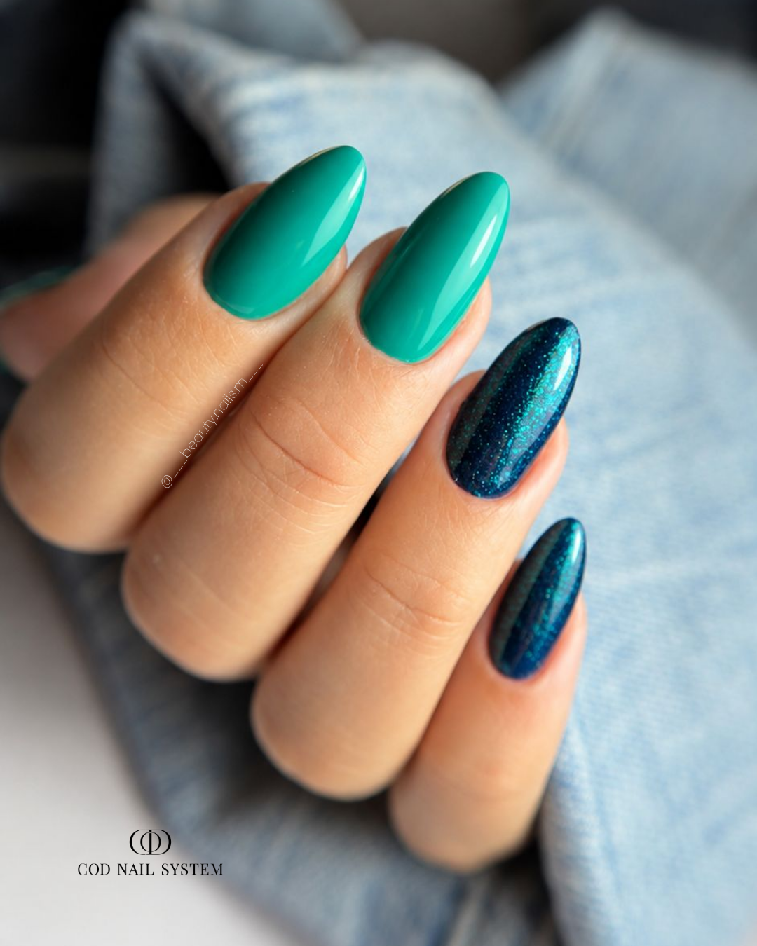 Pose d'ongles amandes vert simples Pose d'ongles amandes vert menthe et vert canard pailleté