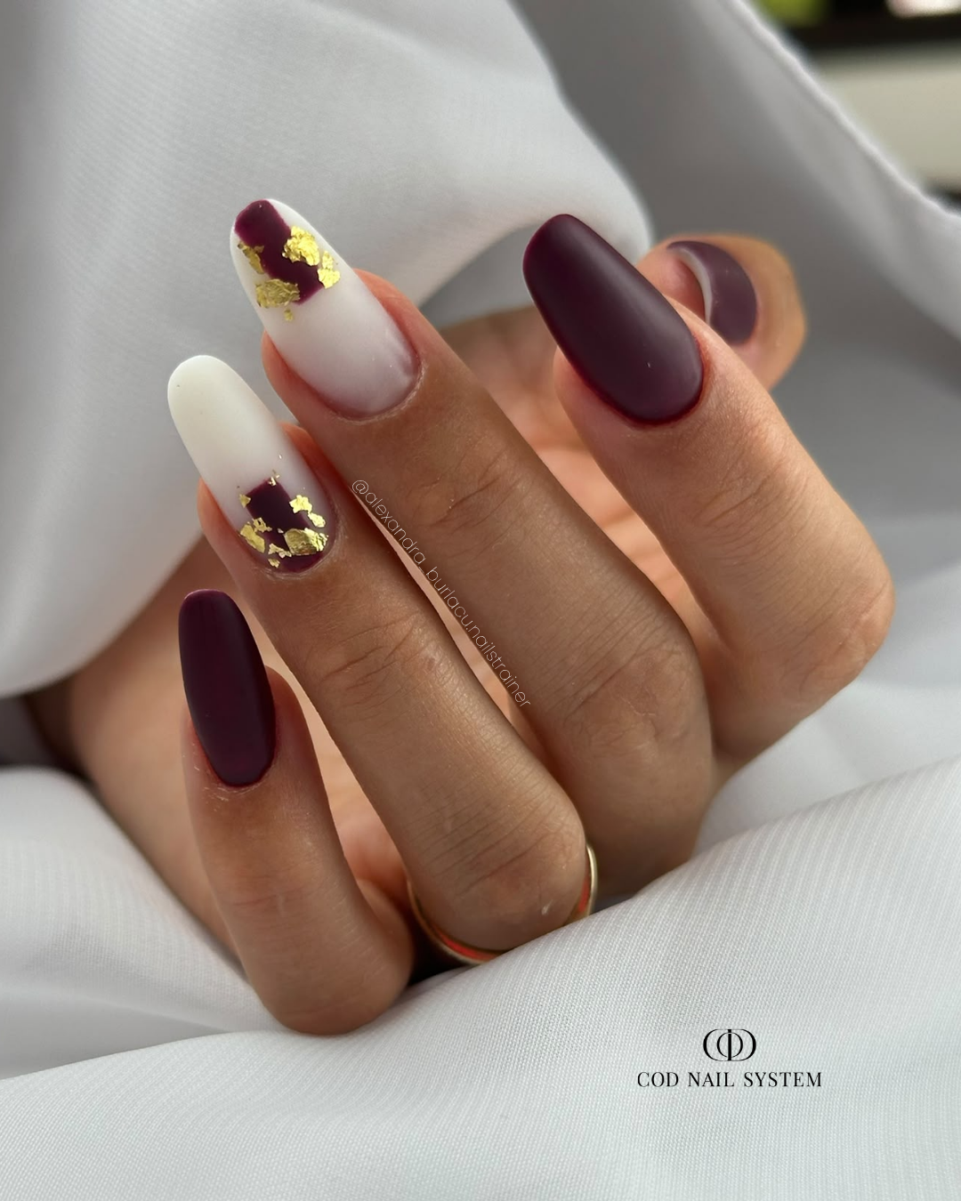 Pose d'ongles amandes bordeaux matt Pose d'ongles amandes bordeaux et milky white matt avec flakes or