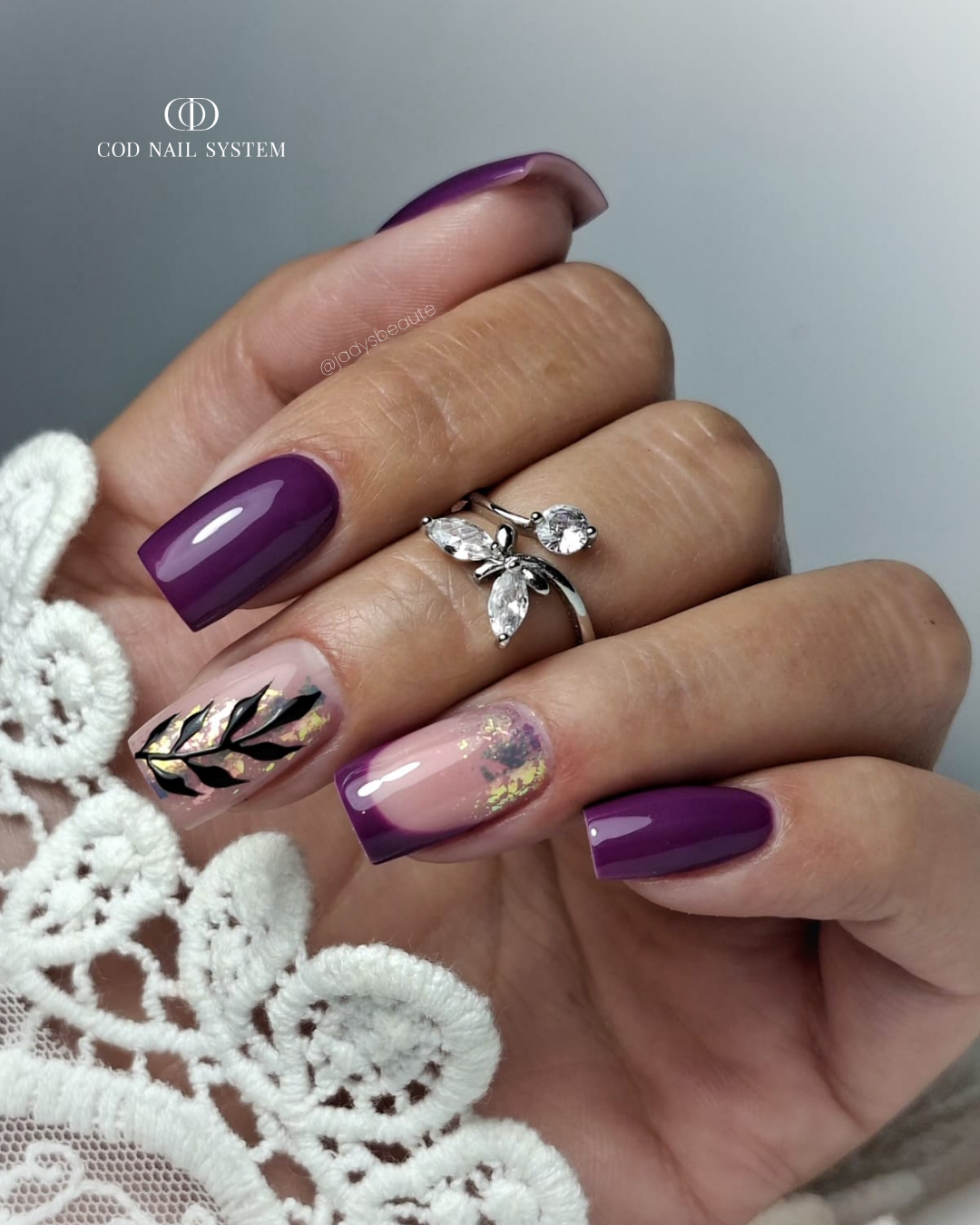 Pose d'ongles carrés violette aurora et feuillage Pose d'ongles carrés violette avec flakes aurora et nail art feuillage