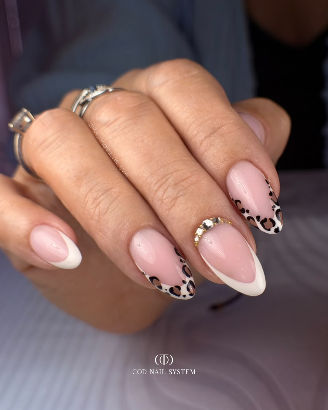 Pose d'ongles amandes french blanche léopard Pose d'ongles amandes avec french blanche et léopard