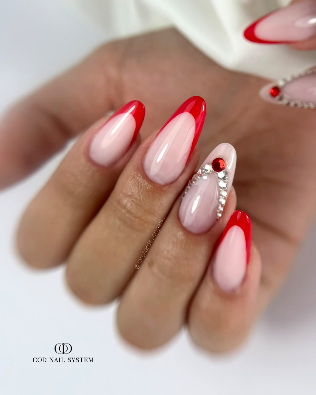 Pose d'ongles amandes french rouge et strass Pose d'ongles amandes avec french rouge avec bijoux en strass