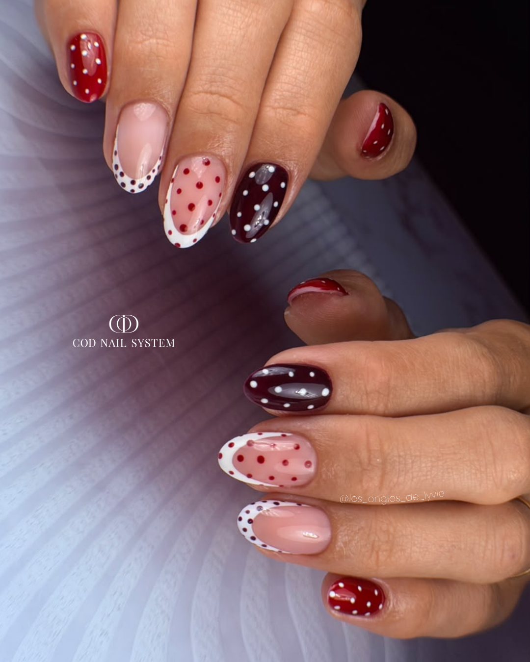 Pose d'ongles ovales bordeaux polka dots Pose d'ongles ovales rouge bordeaux avec french et nail art polka dots