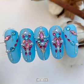 💫Vous préférez les strass ou les paillettes pour faire briller vos ongles ?💫

Ces capsules sont de véritables bijoux ! 

La magnifique couleur bleu mat met en valeur les strass soigneusement positionnés. Pep’s et scintillants ✨

Merci à notre Formatrice @michaela_nail_art  pour cette magnifique réalisation. 🩷

Les produits utilisés :

💎 My Color Open Sky

💎Supreme Gloss Matt

💎Box Mix Perle

💎Carrousel Micro Bille Argenté

💎Box Luxury Strass Pink

💎Box Luxury Strass Tanzarine

#codnailsystem #onglesamande #bluenails #strass #strassnails #capsules #nails #nails2024 #nailsaddict